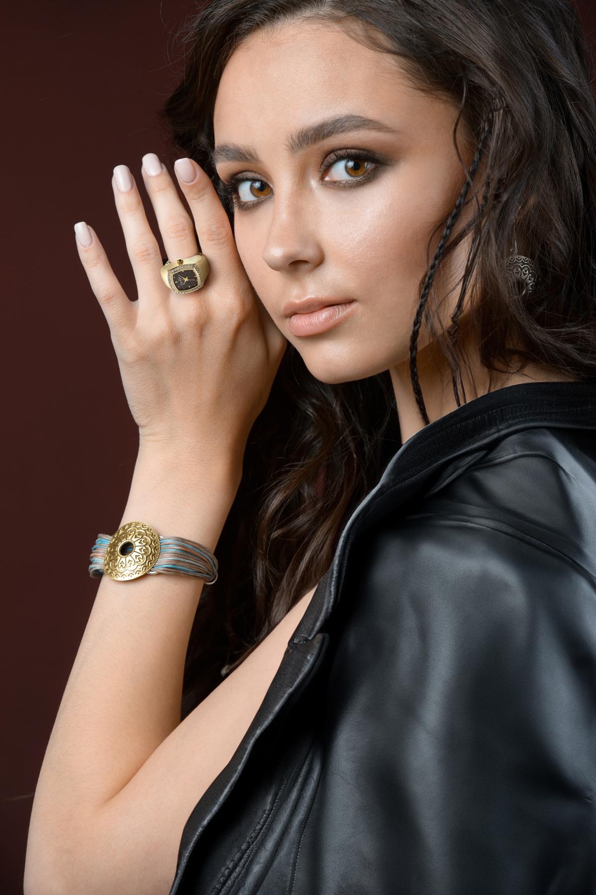 Jessica Simpson Women's Metal Adjustable Ring Watch | CushionedCrystal Bezel | Quartz Analog Mini Dial | Stretch Band | 20 MM