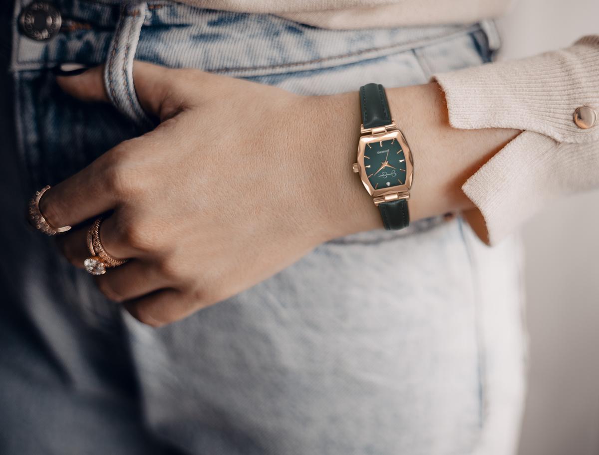 Jessica Simpson Women's Metal Band Watch | Barrel Crystal Dial | 24 MM