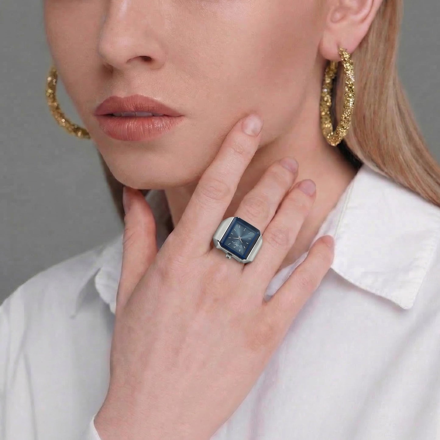 Jessica Simpson Women's Gold Ring Watch – Rectangular Black Sunray Dial, Crystal Accents, Stretch Expansion Band, Quartz Analog Fashion Accessory