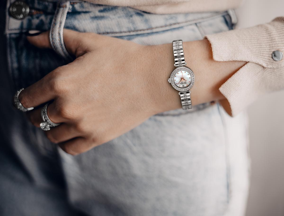 Jessica Simpson Women's Metal Band Watch | Round Crystal Dial | 21 MM